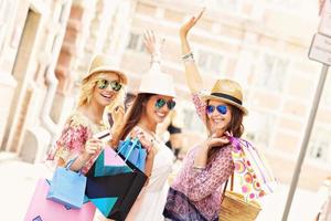 grupo de amigos felizes fazendo compras na cidade foto