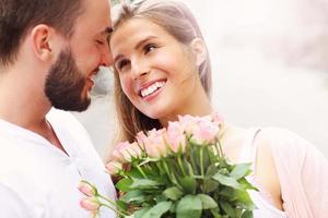 jovem casal romântico com flores foto