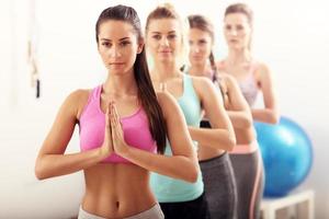 retrato de grupo feminino praticando ioga foto