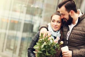 casal romântico com flores foto