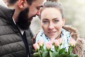 casal romântico com flores foto