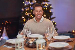 homem sentado sozinho na mesa de natal foto