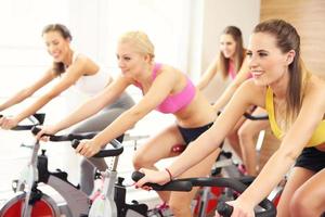 mulheres esportivas na aula de spinning foto