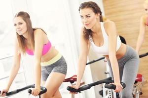 grupo de mulheres na aula de spinning foto