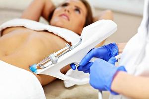 mulher fazendo mesoterapia abdominal em salão de beleza foto