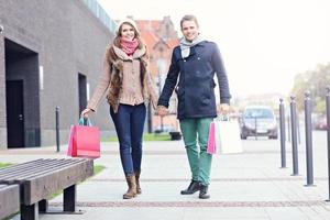 casal feliz fazendo compras na cidade foto