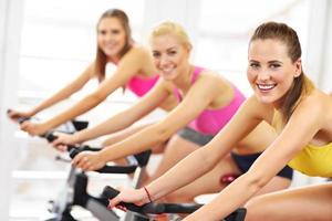 mulheres esportivas na aula de spinning foto