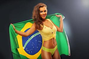 fã brasileiro feliz torcendo com bandeira foto