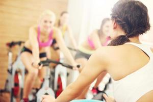 grupo de mulheres na aula de spinning foto