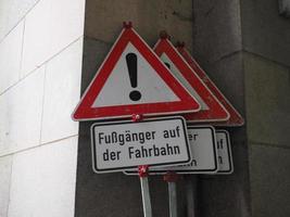 fussgaenger auf der fahrbahn tradução pedestres na estrada foto