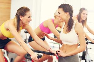 grupo de mulheres na aula de spinning foto