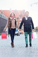 casal feliz fazendo compras na cidade foto