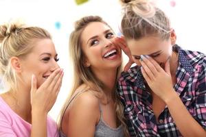 três mulheres bonitas relaxando em casa foto