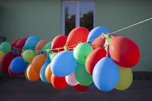 balões na corda. decoração de balões infláveis. foto