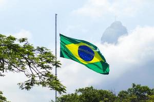 rio de janeiro, rj, brasil - 10 de dezembro de 2022 - bandeira brasileira tremulando no memorial do holocausto, inaugurado em 7 de dezembro de 2022 no mirante do pasmado, distrito de botafogo. foto