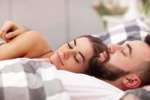 casal atraente adulto na cama foto