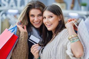 grupo de amigos felizes durante as compras foto