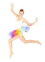 mulher pulando em uma saia colorida foto