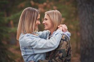 duas amigas ou casal lgnt em madeira foto