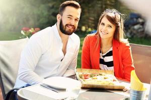 jovem casal no restaurante foto