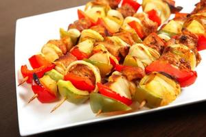 close-up de prato de shish kebabs foto