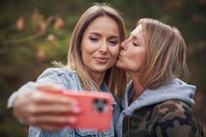 duas amigas ou casal lgnt em madeira foto