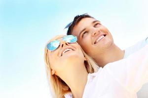 jovem casal feliz sobre o céu azul foto