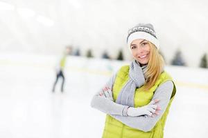 mulher alegre em uma pista de patinação foto