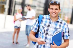 estudante bonito com smartphone foto