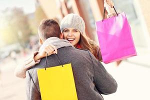 casal feliz fazendo compras na cidade foto