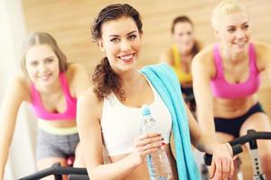 grupo de mulheres na aula de spinning foto