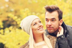 jovem casal romântico no parque no outono foto