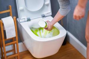 imagem de limpeza de assento de vaso sanitário com produtos químicos foto