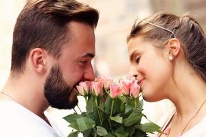 jovem casal romântico com flores foto