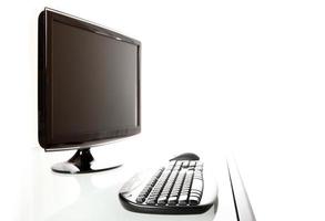 escritório moderno com computador em fundo branco foto