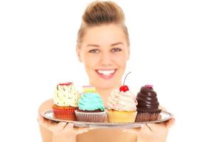 mulher com uma bandeja de cupcakes foto