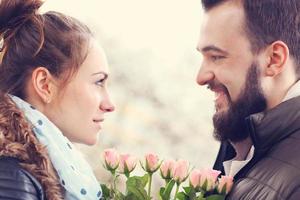 casal romântico com flores foto