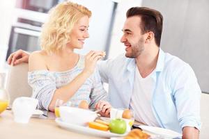 jovem casal tomando café da manhã foto