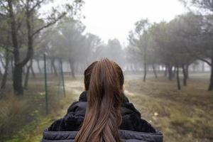 mulher na floresta com neblina foto