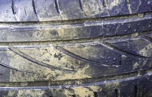 sulcos de pneus velhos foto