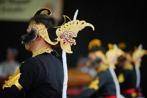 imagem de dançarinos de máscara de barong indonésios estão se preparando para se apresentar. esta foto foi tirada em 1º de janeiro de 2013 na cidade de Yogyakarta, Indonésia.