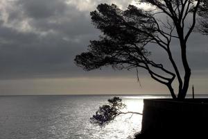 costa brava e caminho costeiro ao longo da costa acidentada do norte da catalunha, espanha foto