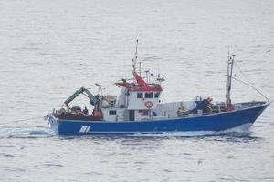 navio de pesca que retorna da pesca no mar mediterrâneo. foto