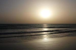 pôr do sol sobre o mar, pôr do sol no outono na praia de zahara de los atunes, cádiz, andaluzia, espanha foto