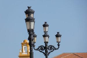 ruas estreitas da cidade velha de cádiz, sul da espanha foto