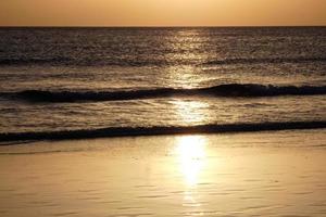 pôr do sol sobre o mar, pôr do sol no outono na praia de zahara de los atunes, cádiz, andaluzia, espanha foto