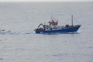 navio de pesca que retorna da pesca no mar mediterrâneo. foto