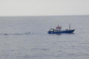 navio de pesca que retorna da pesca no mar mediterrâneo. foto