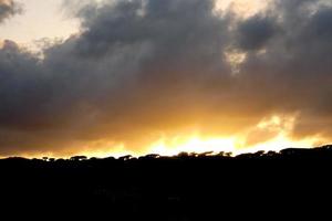 nuvens e efeitos de luz no céu ao amanhecer ou entardecer. foto