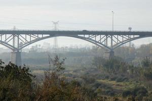 ponte moderna sobre um rio, uma façanha da engenharia foto